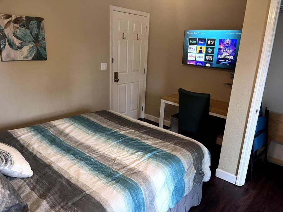 Skinny Big House In Jefferson City エクステリア 写真