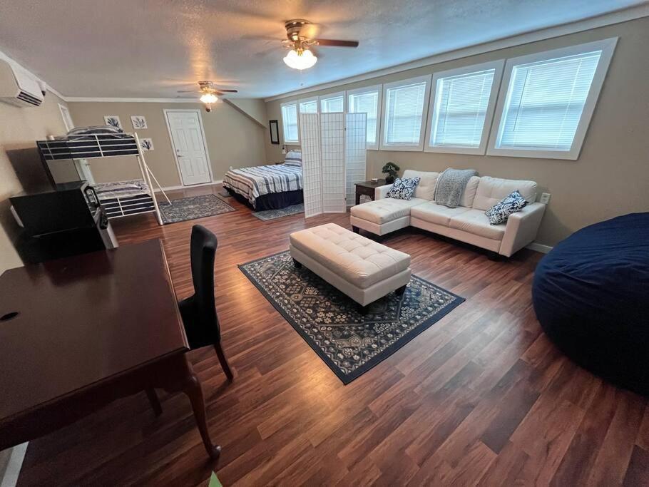 Skinny Big House In Jefferson City エクステリア 写真