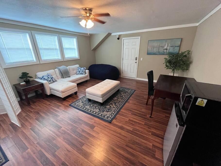 Skinny Big House In Jefferson City エクステリア 写真